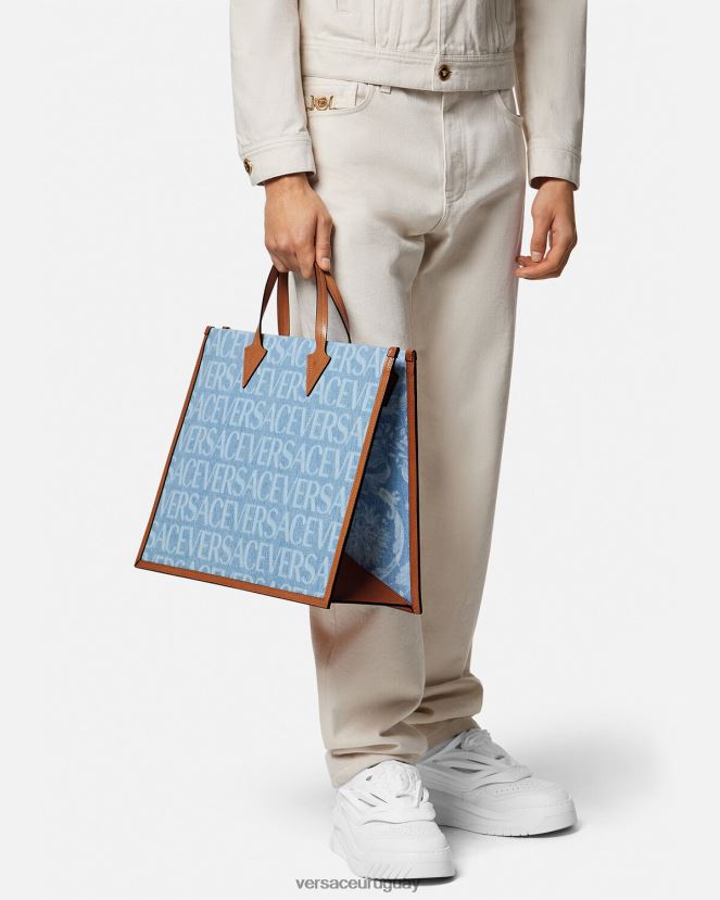 Versace bolso tote de mezclilla en toda su extensión hombres azul bolsas H88R0H1505