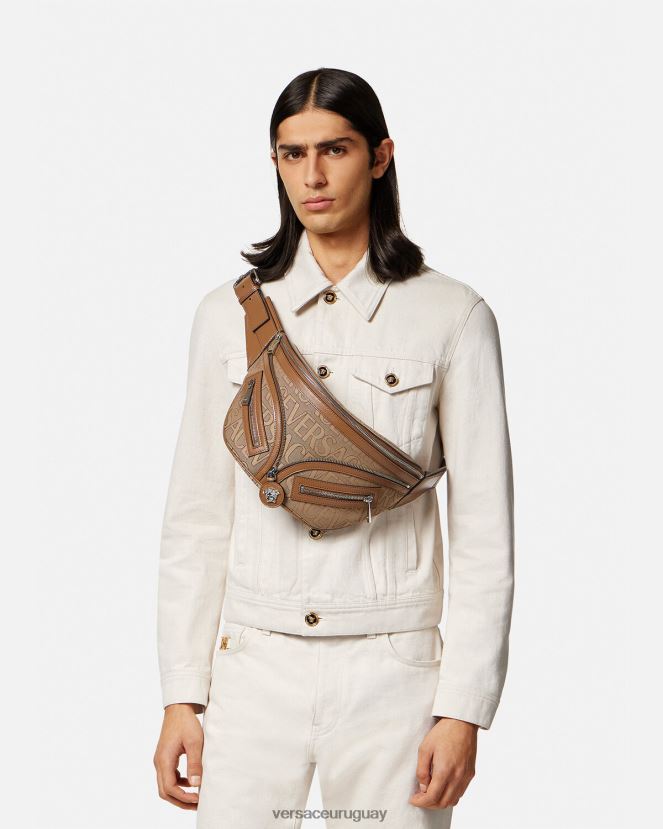 Versace riñonera estilo hobo con repetición en toda la prenda hombres marrón bolsas H88R0H1503