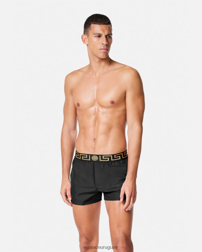 Versace shorts de baño con borde de greca hombres negro ropa interior y ropa de playa H88R0H1811