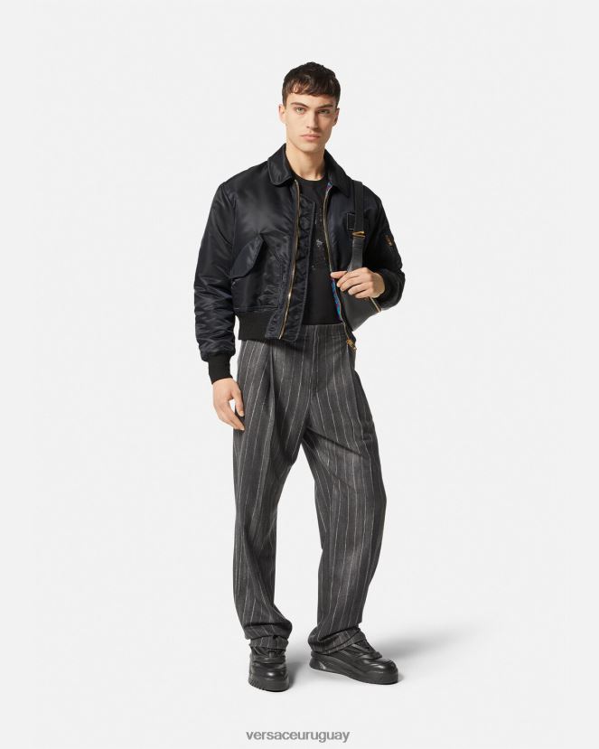 Versace chamarra bomber con parche del logo hombres negro ropa H88R0H1250
