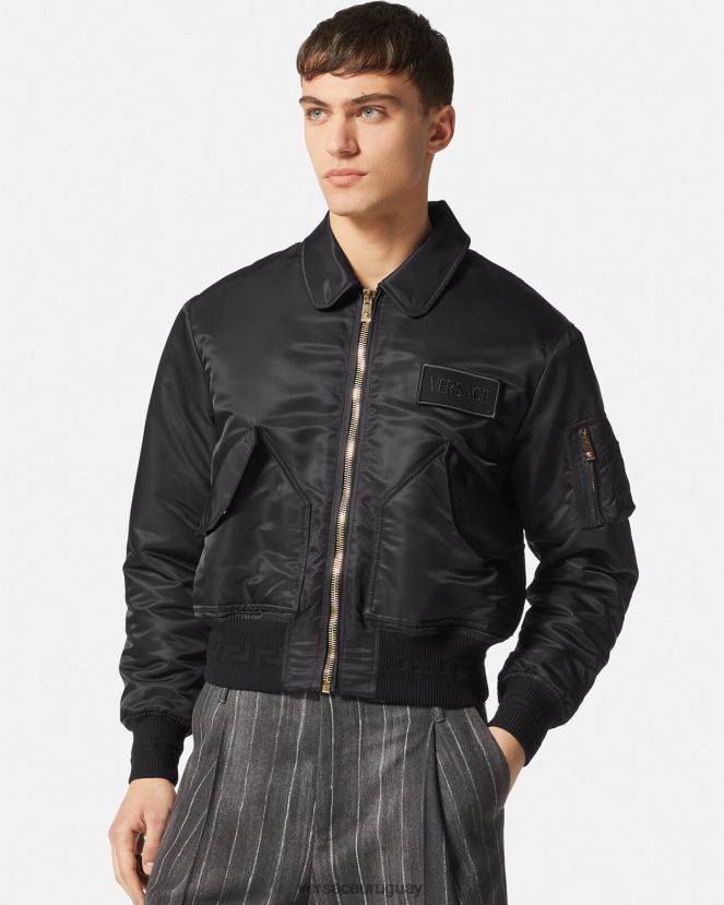 Versace chamarra bomber con parche del logo hombres negro ropa H88R0H1250