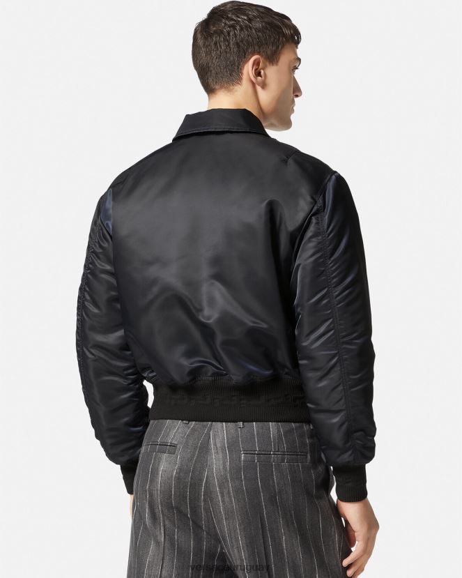 Versace chamarra bomber con parche del logo hombres negro ropa H88R0H1250