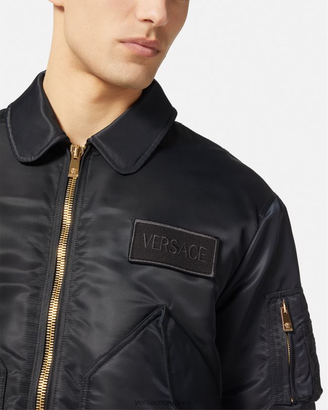 Versace chamarra bomber con parche del logo hombres negro ropa H88R0H1250