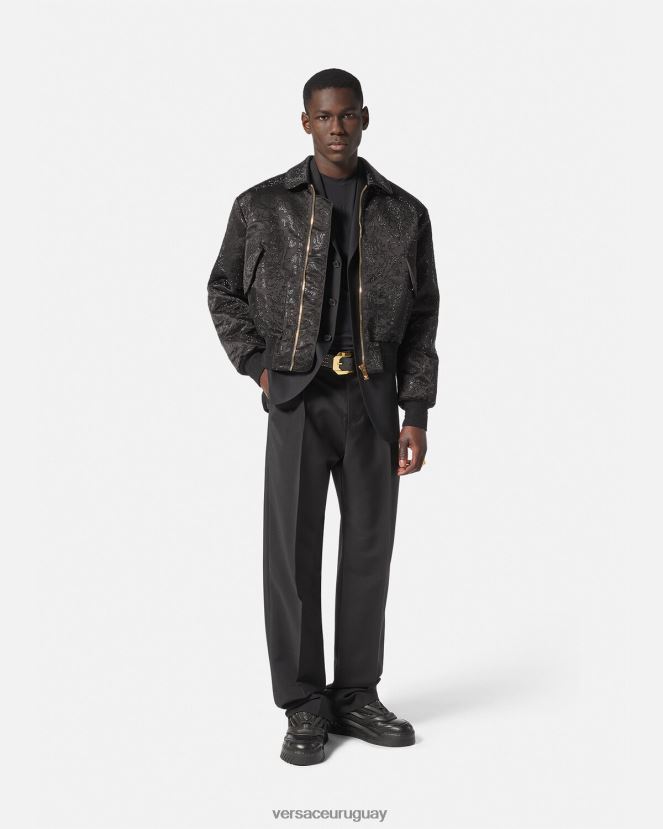 Versace chaqueta bomber con silueta barroca y adornos hombres negro ropa H88R0H1226