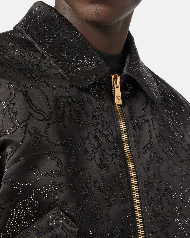 Versace chaqueta bomber con silueta barroca y adornos hombres negro ropa H88R0H1226