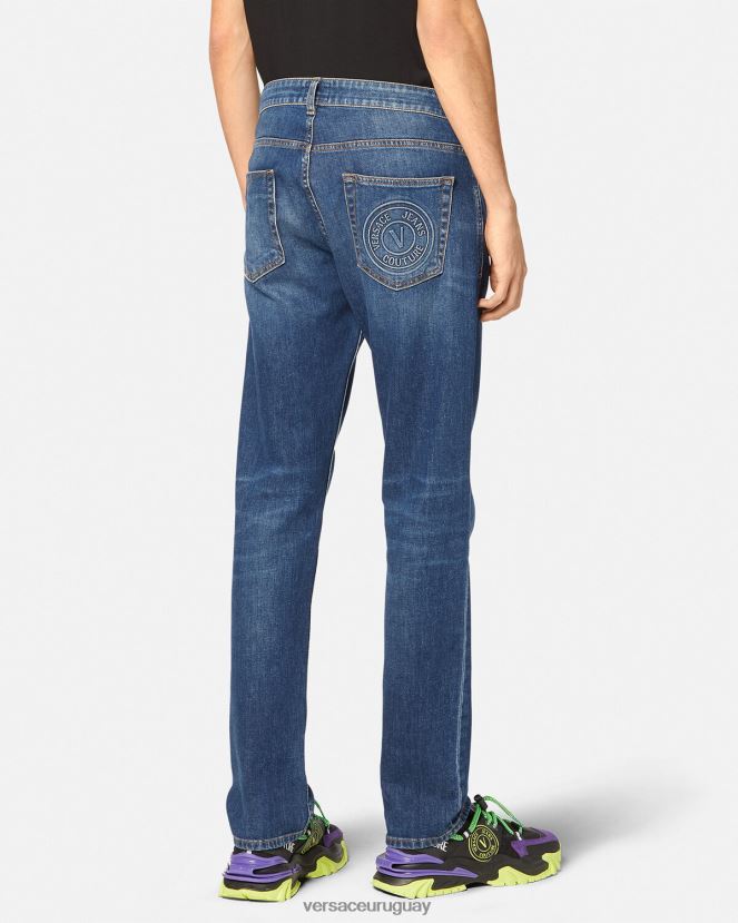 Versace vaqueros con emblema en V hombres azul ropa H88R0H2383