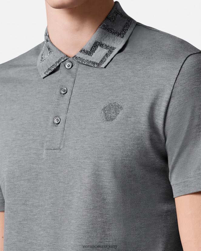 Versace playera tipo polo con greca hombres gris ropa H88R0H1358