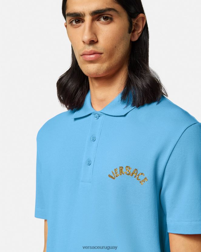 Versace playera tipo polo con logo barroco y conchas marinas hombres azul claro ropa H88R0H1362