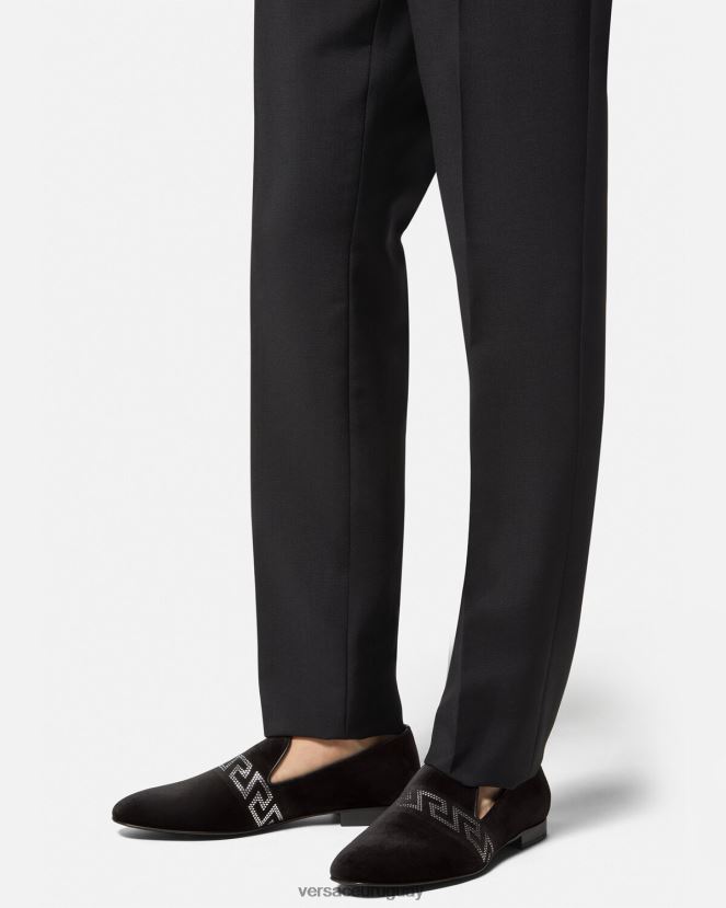 Versace pantuflas de terciopelo con greca y tachuelas hombres negro zapato H88R0H1572