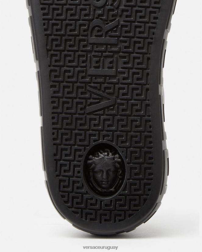 Versace zapatillas con greca y tachuelas hombres negro zapato H88R0H1555