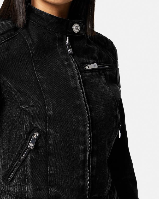 Versace chamarra biker de mezclilla con Medusa mujer negro ropa H88R0H100