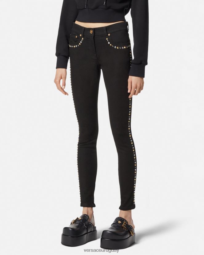 Versace jeans ajustados con tachuelas de Medusa mujer negro ropa H88R0H214